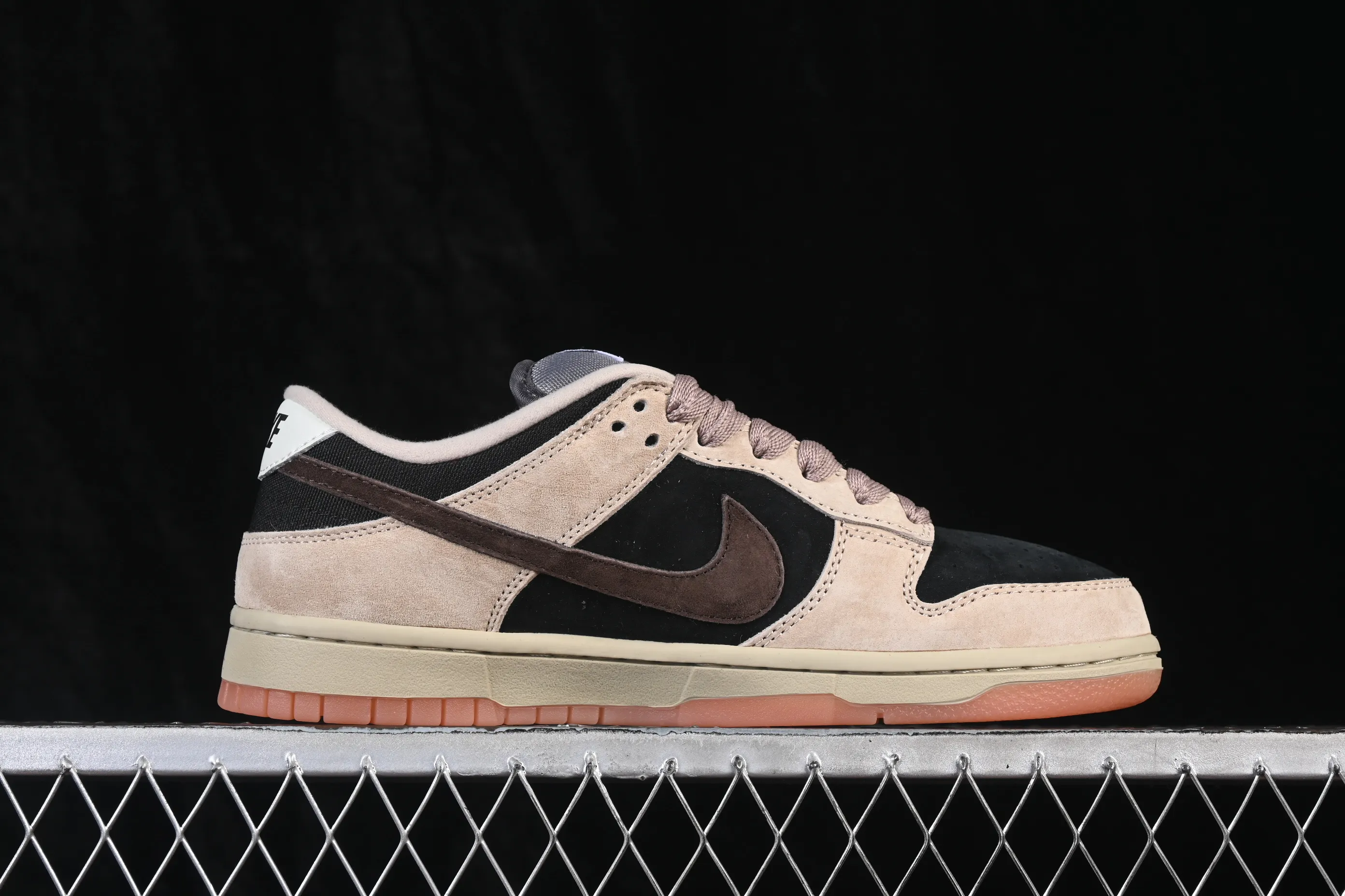 All Categories Nk SB Dunk Series Nk SB Dunk Low Low-top sneakers Nike SB Dunk Low Khaki black and gray hook Low-top casual sneakers HJ0367-200